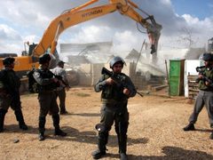 قوات الاحتلال تهدم بركسا زراعيا في بورين جنوب نابلس