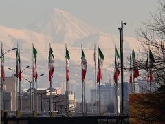 ترامب يلوّح بالخيار العسكري ضد إيران: “يوم سيئ للغاية إذا فشل الاتفاق”