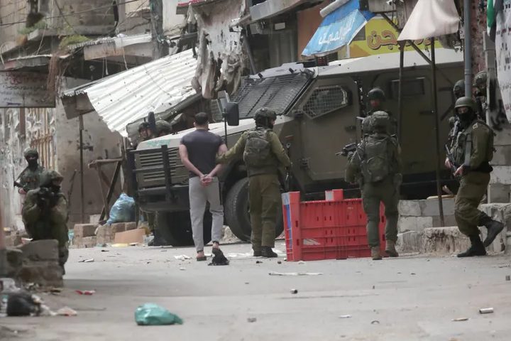 قوات الاحتلال تعتقل شابا من بلدة الزعيم شرق القدس