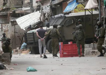 قوات الاحتلال تعتقل شابا من بلدة الزعيم شرق القدس