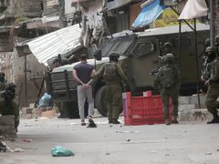 قوات الاحتلال تعتقل شابا من بلدة الزعيم شرق القدس