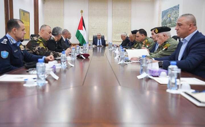 الشيخ يعقد اجتماعًا أمنيًا بحضور رئيس الوزراء وكبار المسؤولين لبحث المستجدات