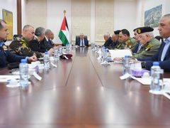 الشيخ يعقد اجتماعًا أمنيًا بحضور رئيس الوزراء وكبار المسؤولين لبحث المستجدات