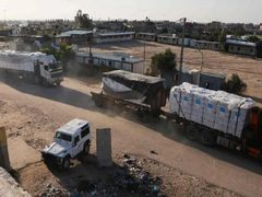 الهلال الأحمر يسير 9 شاحنات محملة بأكثر من 3 ملايين وحدة دواء لقطاع غزة