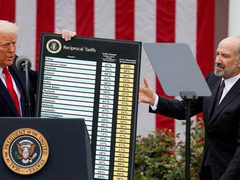 رسوم ترامب الجمركية الجديدة بنسبة 10% تدخل حيز التنفيذ اليوم