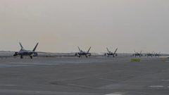 هبوط 12 مقاتلة أمريكية “إف-22” في إسرائيل وسط تصاعد التوتر مع إيران