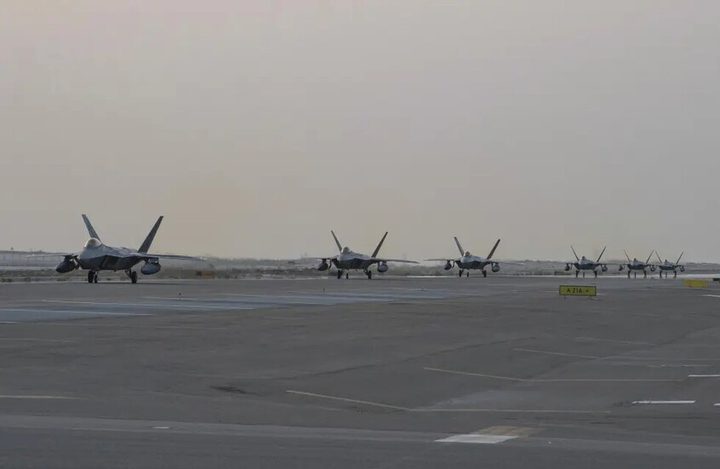 هبوط 12 مقاتلة أمريكية “إف-22” في إسرائيل وسط تصاعد التوتر مع إيران