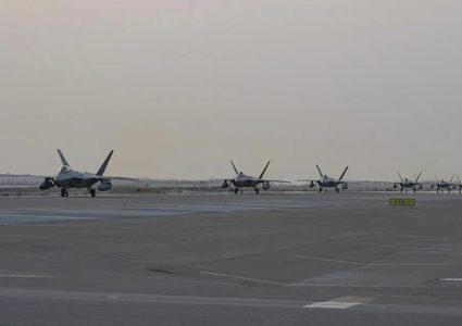 هبوط 12 مقاتلة أمريكية “إف-22” في إسرائيل وسط تصاعد التوتر مع إيران