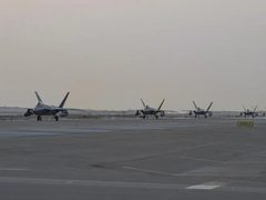 هبوط 12 مقاتلة أمريكية “إف-22” في إسرائيل وسط تصاعد التوتر مع إيران