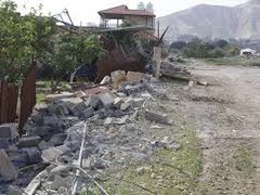 مستوطنون يبنون عريشًا ويرفعون علم الاحتلال في ساحة منزل بفصايل الوسطى