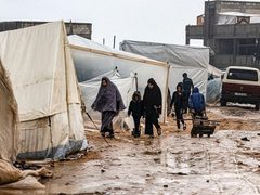 قصف مدفعي برفح والتفاح والأمطار تغرق خيام النازحين