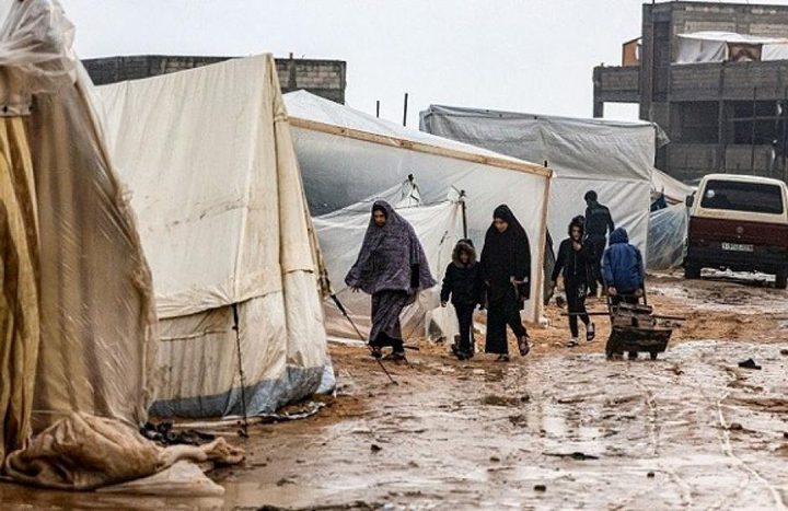 قصف مدفعي برفح والتفاح والأمطار تغرق خيام النازحين