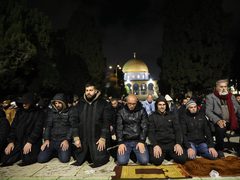 40 ألف مصل يؤدون صلاتي العشاء والتراويح في المسجد الأقصى والاحتلال يعتقل مواطنا