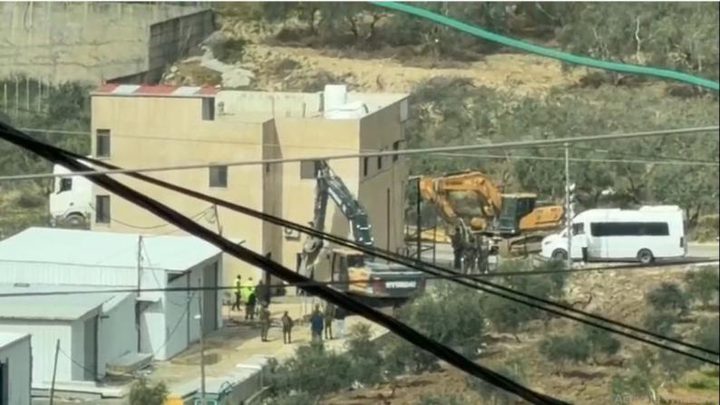 الاحتلال يهدم مبان ومحال تجارية في عنزا جنوب جنين