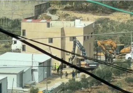 الاحتلال يهدم مبان ومحال تجارية في عنزا جنوب جنين