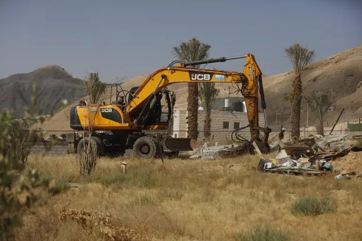 الاحتلال يُخطر بهدم بيوت بلاستيكية في الأغوار الشمالية