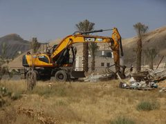 الاحتلال يُخطر بهدم بيوت بلاستيكية في الأغوار الشمالية