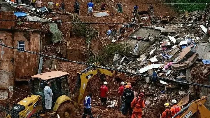 مصرع 30 شخصا جراء السيول في البرازيل