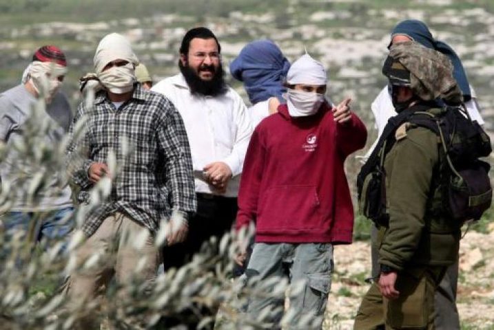 الاحتلال يغلق مدخل مخماس ومستوطنون يهاجمون مركبات المواطنين