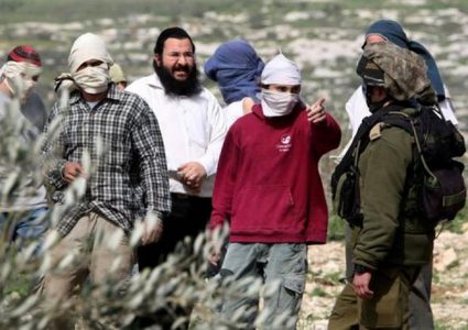 الاحتلال يغلق مدخل مخماس ومستوطنون يهاجمون مركبات المواطنين