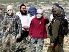 الاحتلال يغلق مدخل مخماس ومستوطنون يهاجمون مركبات المواطنين