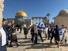 عشرات مستوطنين يؤدون صلوات تلمودية أمام قبة الصخرة