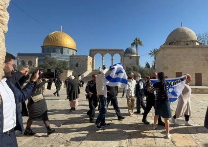 عشرات مستوطنين يؤدون صلوات تلمودية أمام قبة الصخرة