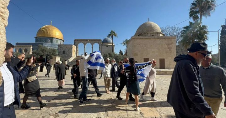 عشرات مستوطنين يؤدون صلوات تلمودية أمام قبة الصخرة