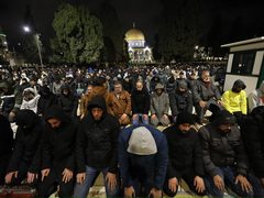 35 ألف مصل يؤدون صلاتي العشاء والتراويح في المسجد الأقصى