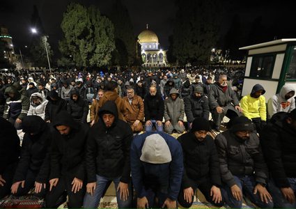 35 ألف مصل يؤدون صلاتي العشاء والتراويح في المسجد الأقصى