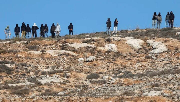 مستوطنون يسيجون أراض في عين الحلوة بالأغوار الشمالية