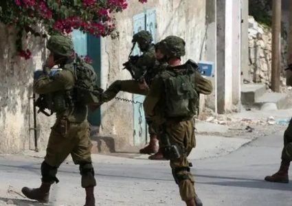 الاحتلال يداهم منازل المواطنين في بلدة الزاوية