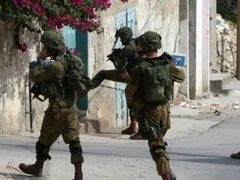 الاحتلال يداهم منازل المواطنين في بلدة الزاوية