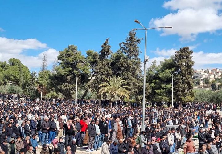 100 ألف مصل يؤدون صلاة الجمعة الثانية من رمضان في المسجد الأقصى
