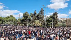 100 ألف مصل يؤدون صلاة الجمعة الثانية من رمضان في المسجد الأقصى