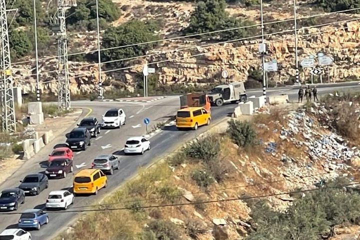 قوات الاحتلال تطلق قنابل الغاز تجاه المواطنين عند حاجز عطارة شمال رام الله