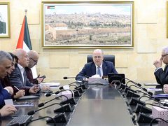 الحكومة: تعليم عن بُعد وتأهب صحي بالحالة القصوى