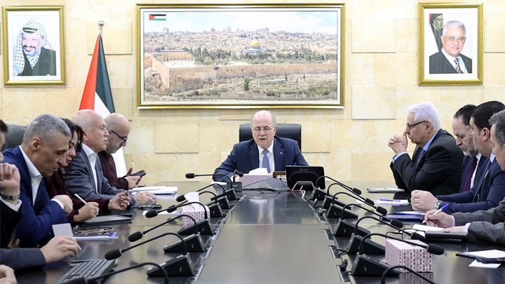 الحكومة: تعليم عن بُعد وتأهب صحي بالحالة القصوى