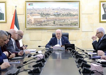 الحكومة: تعليم عن بُعد وتأهب صحي بالحالة القصوى