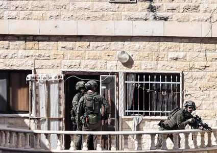 الاحتلال ينكل بشاب ويحول منزلا إلى ثكنة عسكرية غرب سلفيت