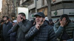 "مئات الآلاف من الإيرانيين يجوبون شوارع طهران تنديدا باغتيال الإمام الخامنئي"