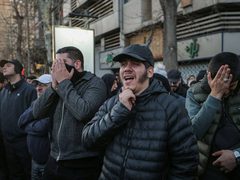 "مئات الآلاف من الإيرانيين يجوبون شوارع طهران تنديدا باغتيال الإمام الخامنئي"