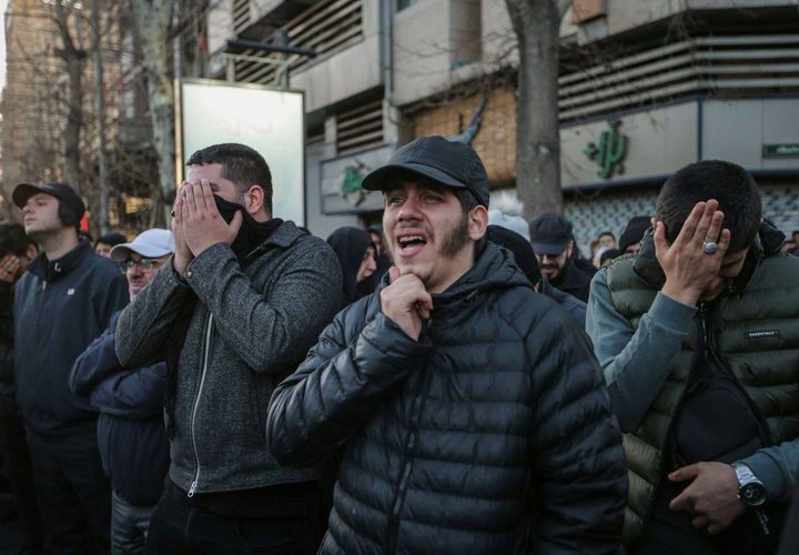 "مئات الآلاف من الإيرانيين يجوبون شوارع طهران تنديدا باغتيال الإمام الخامنئي"