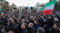 "مئات الآلاف من الإيرانيين يجوبون شوارع طهران تنديدا باغتيال الإمام الخامنئي"