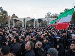 "مئات الآلاف من الإيرانيين يجوبون شوارع طهران تنديدا باغتيال الإمام الخامنئي"