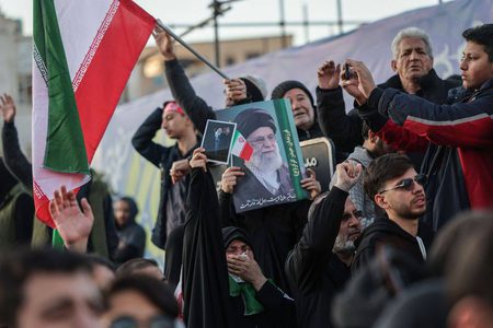 الآلاف من الإيرانيين يجوبون شوارع طهران تنديدا باغتيال الخميني