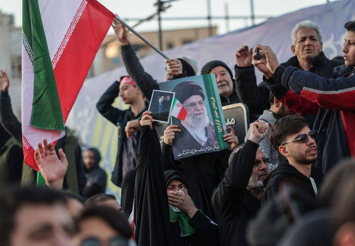 "مئات الآلاف من الإيرانيين يجوبون شوارع طهران تنديدا باغتيال الإمام الخامنئي"