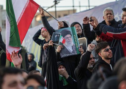 "مئات الآلاف من الإيرانيين يجوبون شوارع طهران تنديدا باغتيال الإمام الخامنئي"