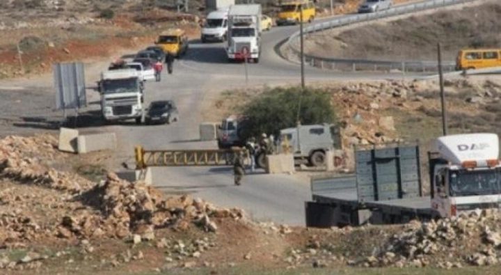 الاحتلال ينصب بوابة حديدية على مدخل دير جرير