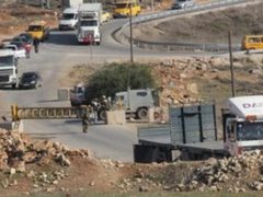 الاحتلال ينصب بوابة حديدية على مدخل دير جرير